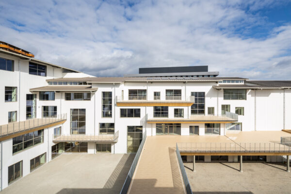 Nozomigaoka Elementary School and Junior High School (© Kawasumi・Kobayashi Kenji Photograph Office)