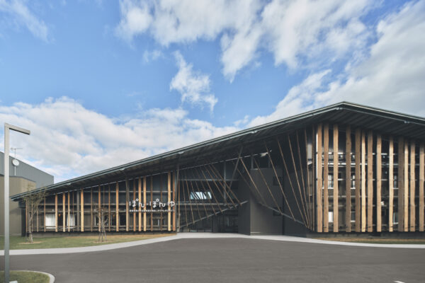 Kushiro Marsh Kayanuma Tourist Accommodation – Pon・Pon Yu (© Riko Okaniwa / Nippon Design Center, Inc)