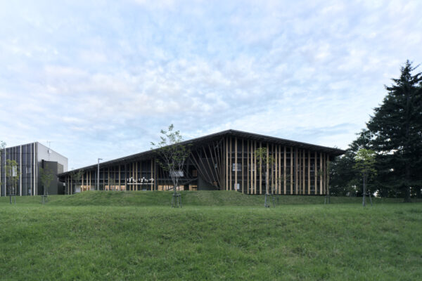 Kushiro Marsh Kayanuma Tourist Accommodation – Pon・Pon Yu (© Riko Okaniwa / Nippon Design Center, Inc)