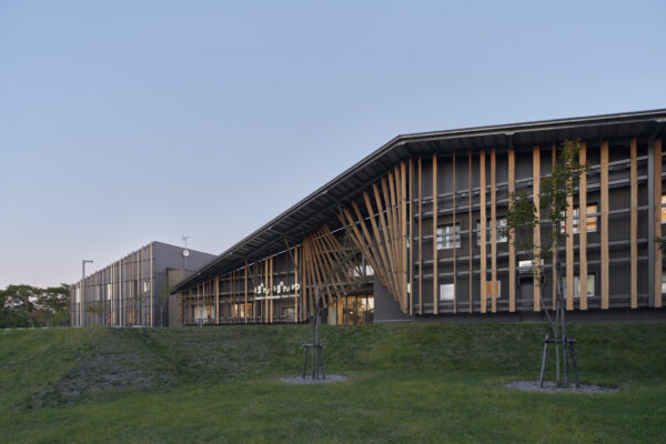 Kushiro Marsh Kayanuma Tourist Accommodation – Pon・Pon Yu (© Riko Okaniwa / Nippon Design Center, Inc)