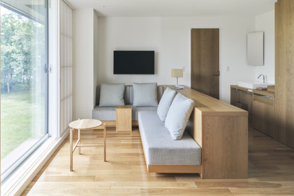 Kushiro Marsh Kayanuma Tourist Accommodation – Pon・Pon Yu (© Riko Okaniwa / Nippon Design Center, Inc)