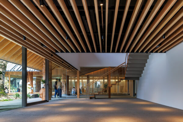 Aoi Aso Shrine / National Treasure Memorial Hall (© Masaki Hamada (kkpo))