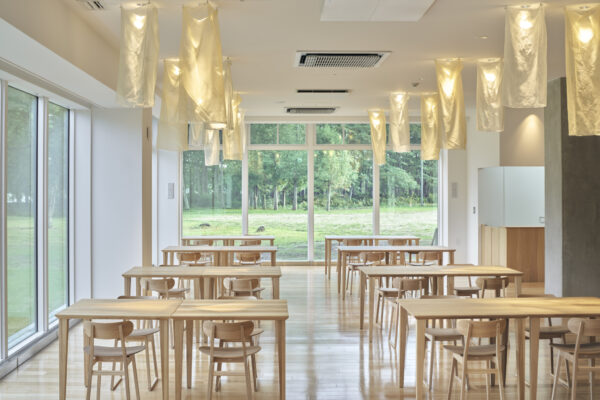 Kushiro Marsh Kayanuma Tourist Accommodation – Pon・Pon Yu (© Riko Okaniwa / Nippon Design Center, Inc)